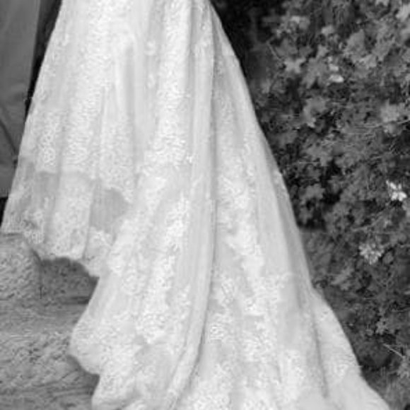 Wedding dress: professionally cleaned + stored - Picture 6 of 10